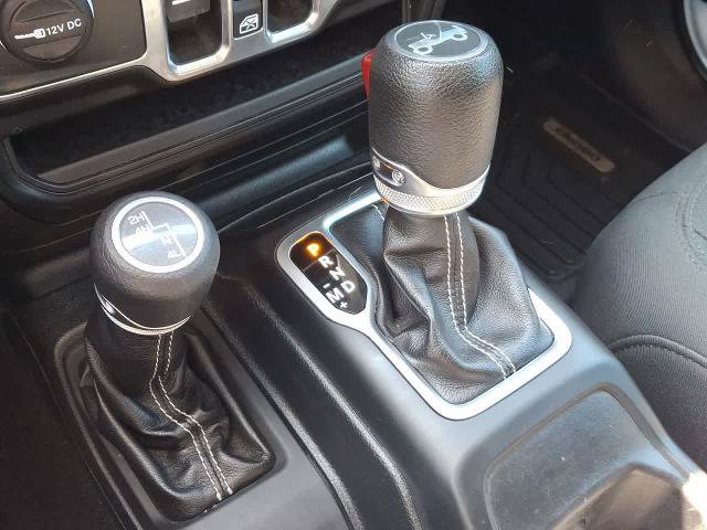 Used 2018 Jeep Wrangler Unlimited Sahara w/ Cold Weather Group AWD/4WD image 18