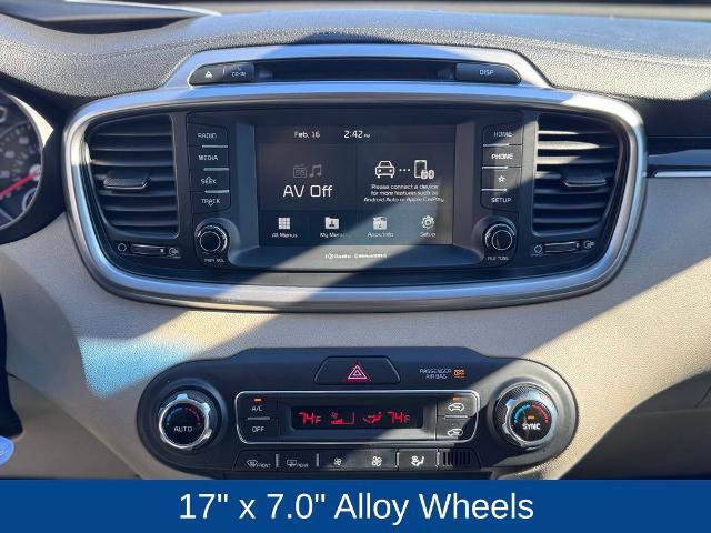 Used 2019 Kia Sorento LX w/ LX Convenience Package image 16