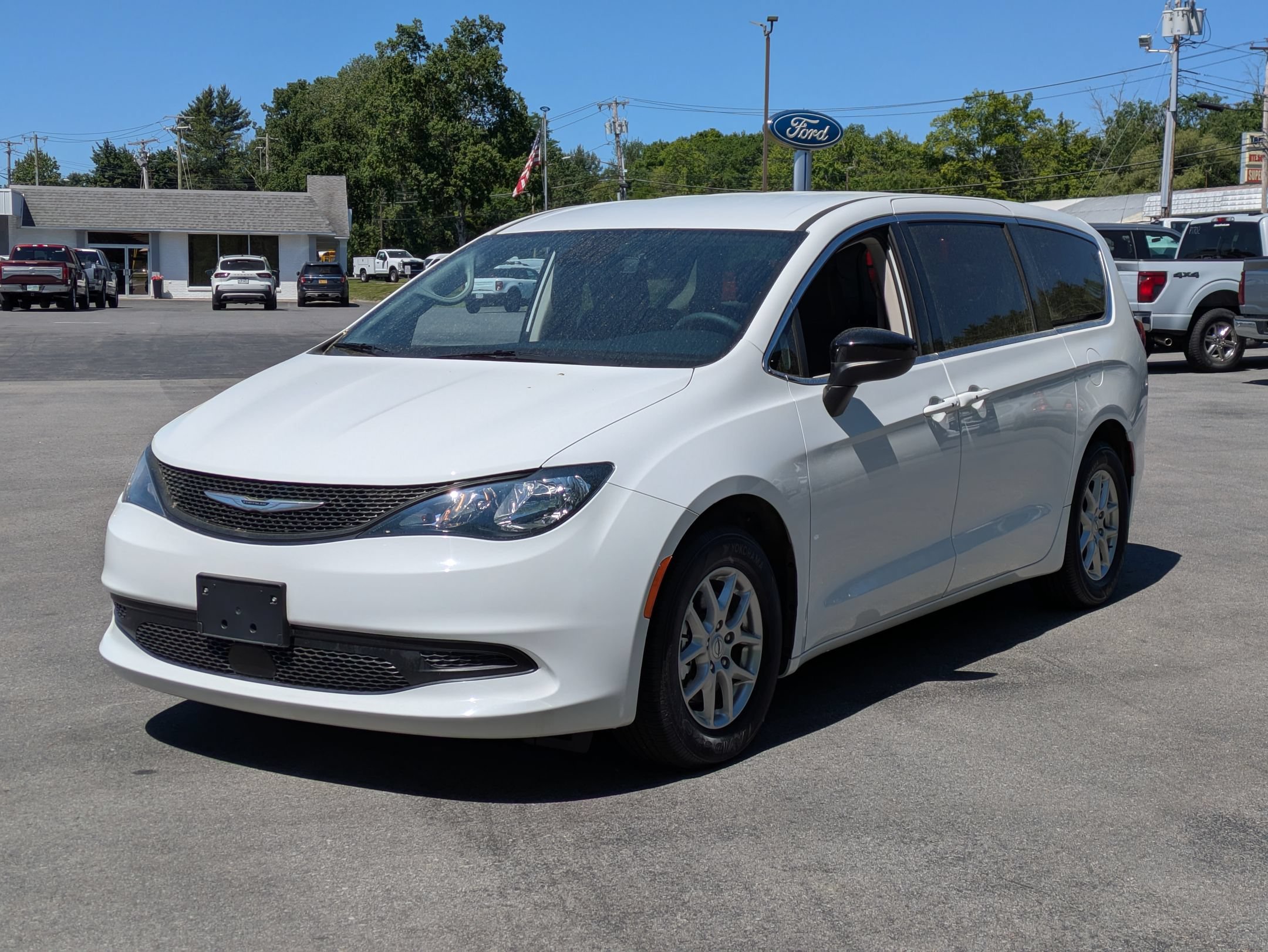 Used 2024 Chrysler Voyager LX FWD image 5