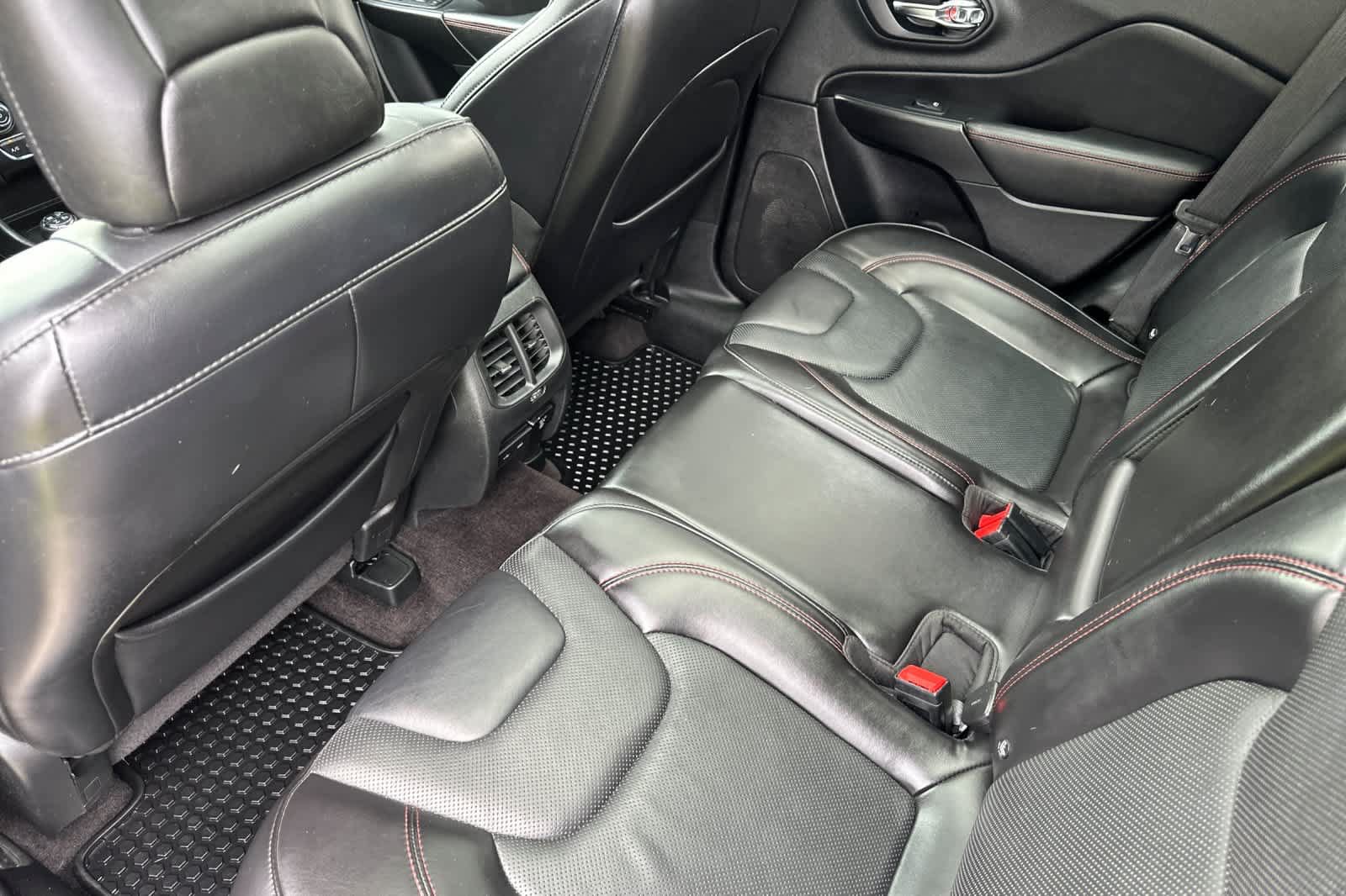 Used 2019 Jeep Cherokee Trailhawk AWD/4WD image 4