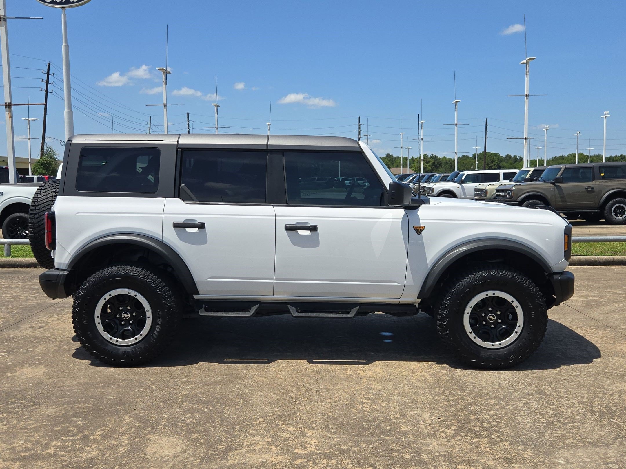 Certified 2023 Ford Bronco Badlands w/ Sasquatch Package AWD/4WD image 2