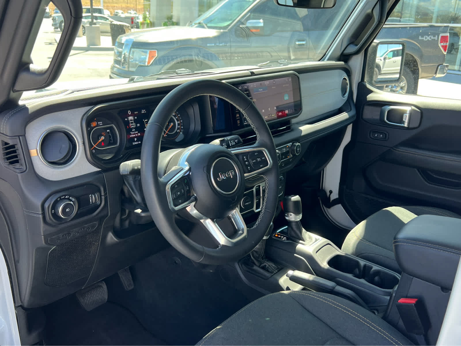 Used 2025 Jeep Wrangler Unlimited Sahara AWD/4WD image 28