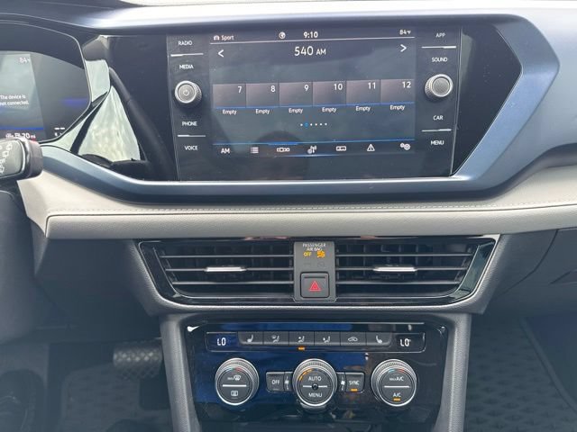 Used 2024 Volkswagen Taos SE w/ Panoramic Sunroof Package AWD/4WD image 9