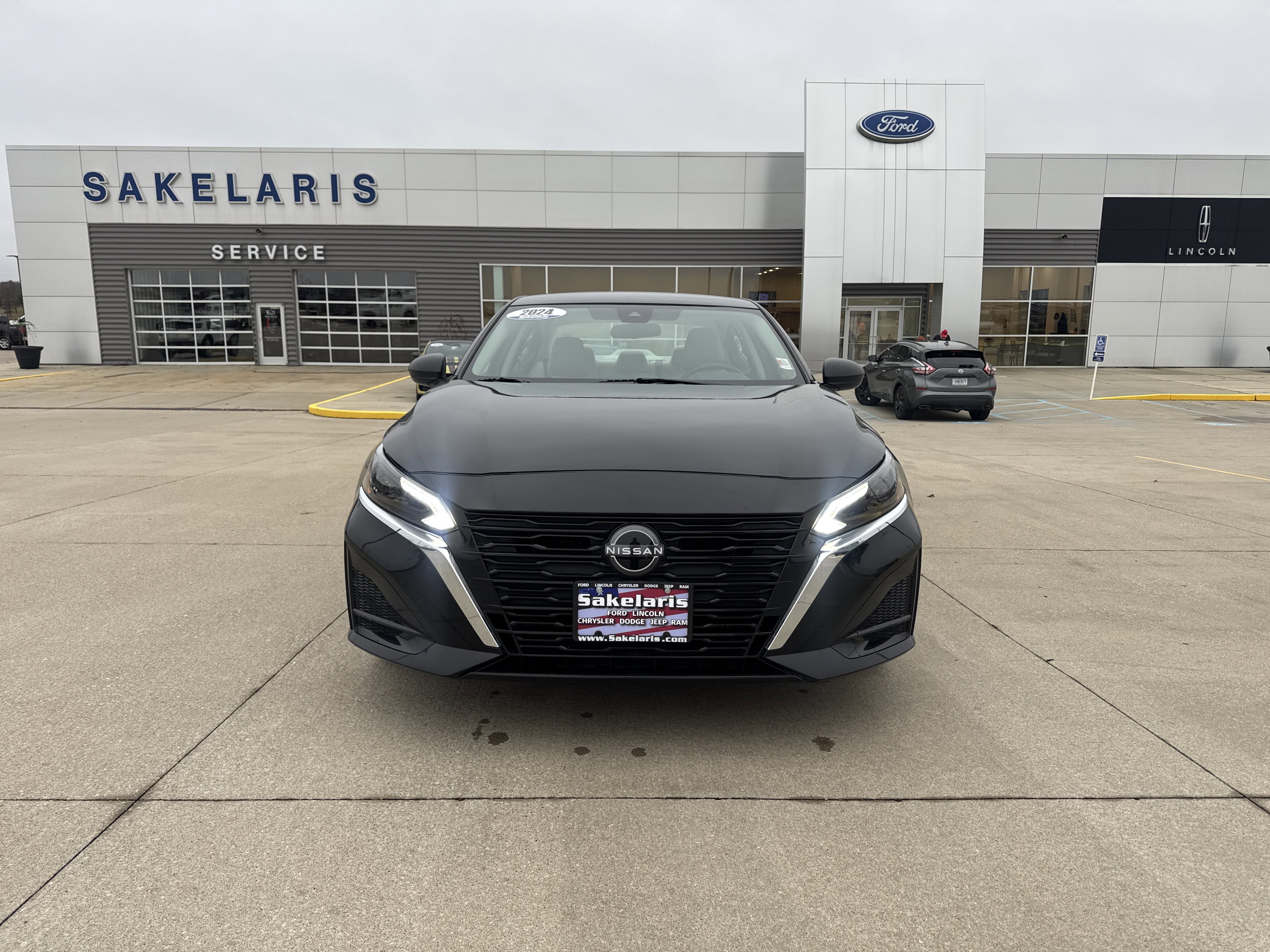 Used 2024 Nissan Altima 2.5 SV image 2