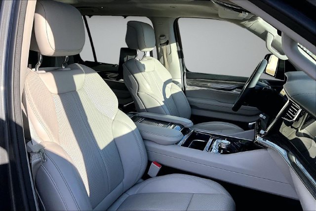 Used 2022 Jeep Wagoneer Series III w/ Premium Group I AWD/4WD image 30
