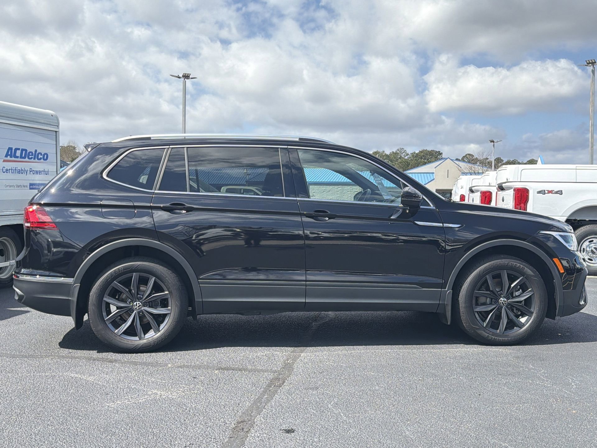 Used 2024 Volkswagen Tiguan SE w/ Panoramic Sunroof Package image 31