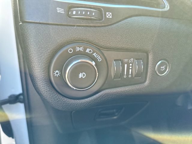 Used 2022 Jeep Cherokee Trailhawk w/ Premium Leather Package AWD/4WD image 22