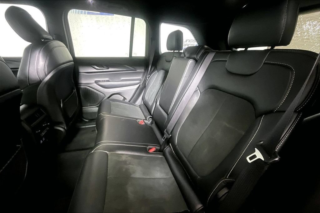 Used 2025 Jeep Grand Cherokee Altitude AWD/4WD image 21