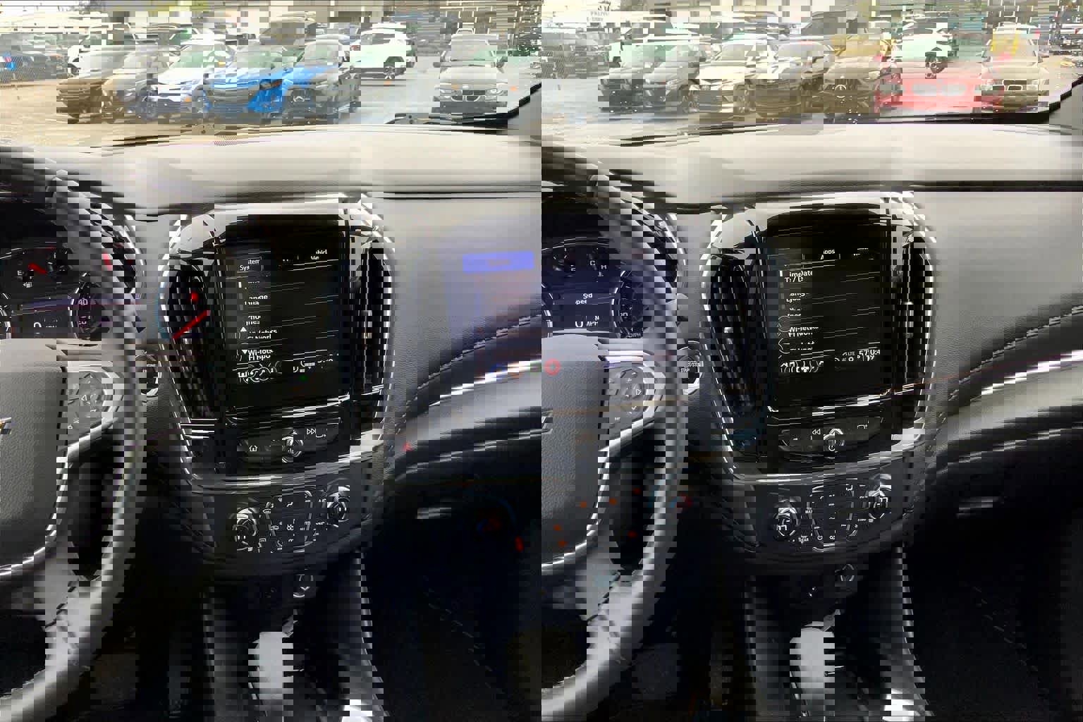 Used 2023 Chevrolet Traverse LT w/ Rear Camera Mirror Package image 9