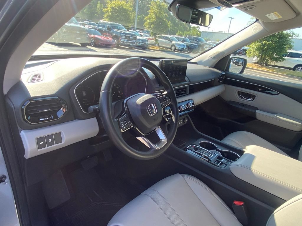 Used 2023 Honda Pilot Touring image 9