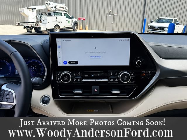Used 2024 Toyota Highlander Limited AWD/4WD image 12
