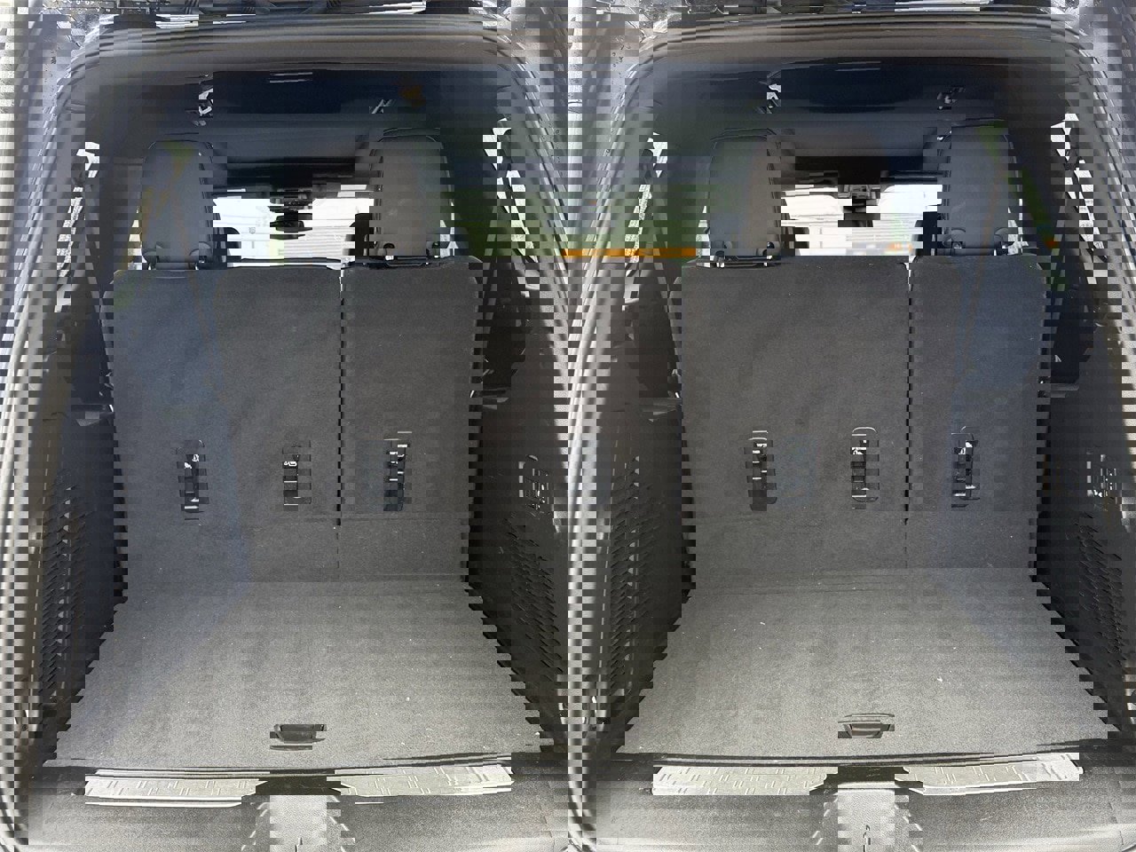 Used 2025 Chevrolet Suburban Z71 w/ Comfort Package image 30