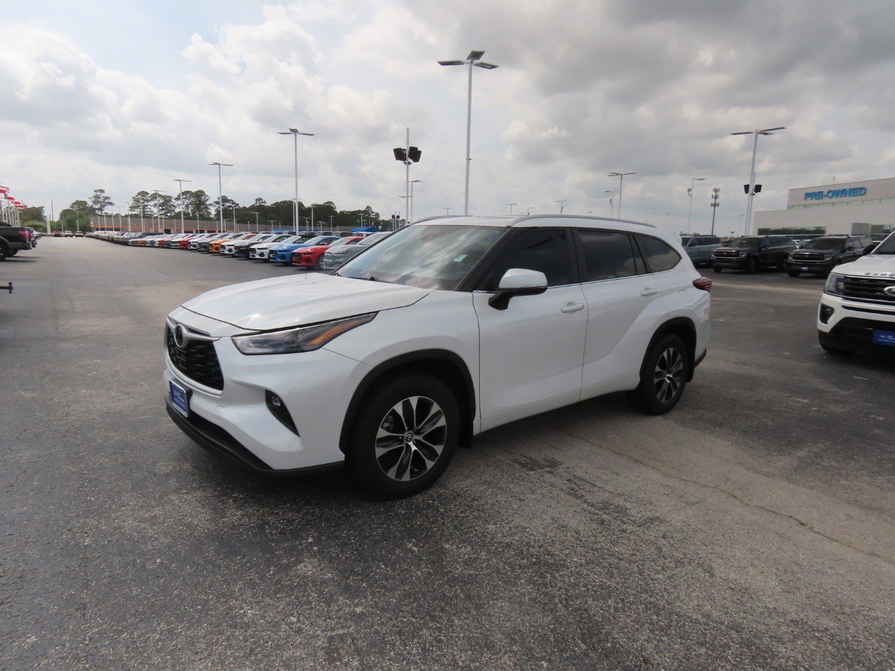 Used 2024 Toyota Highlander XLE FWD image 2