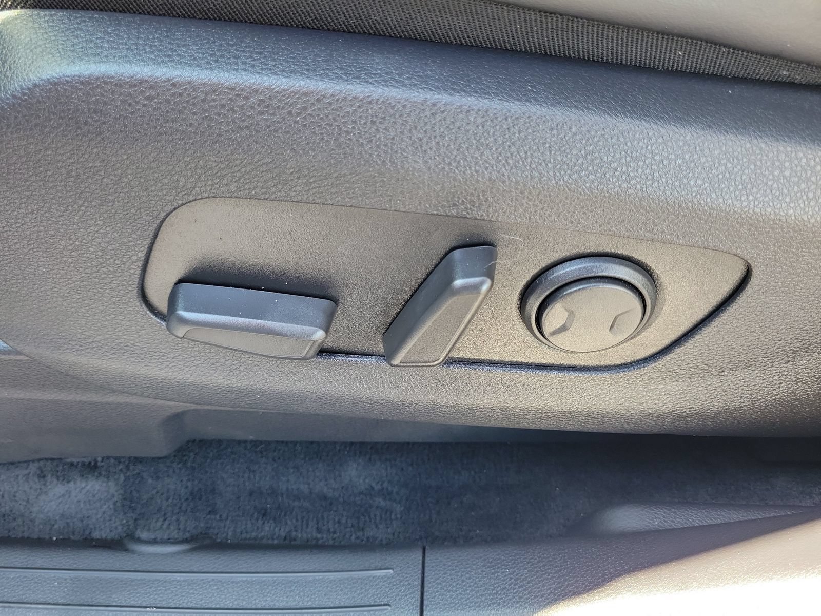 Used 2022 Kia Carnival LX FWD image 17