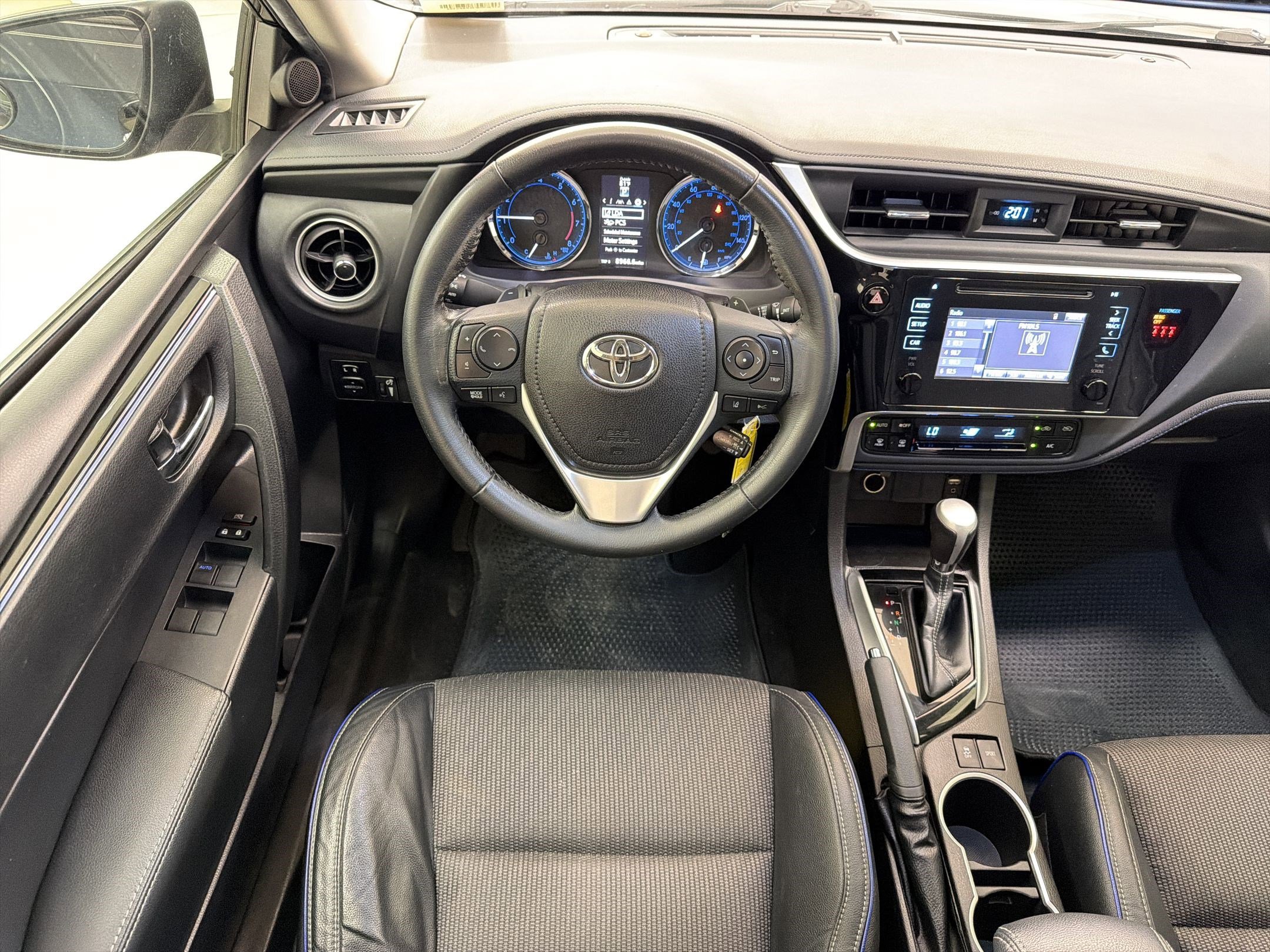 Used 2019 Toyota Corolla SE FWD image 25