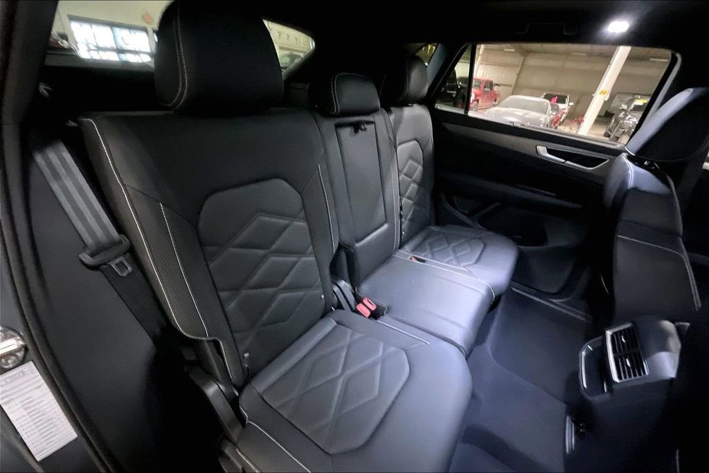 Used 2025 Volkswagen Atlas Cross Sport SE image 26