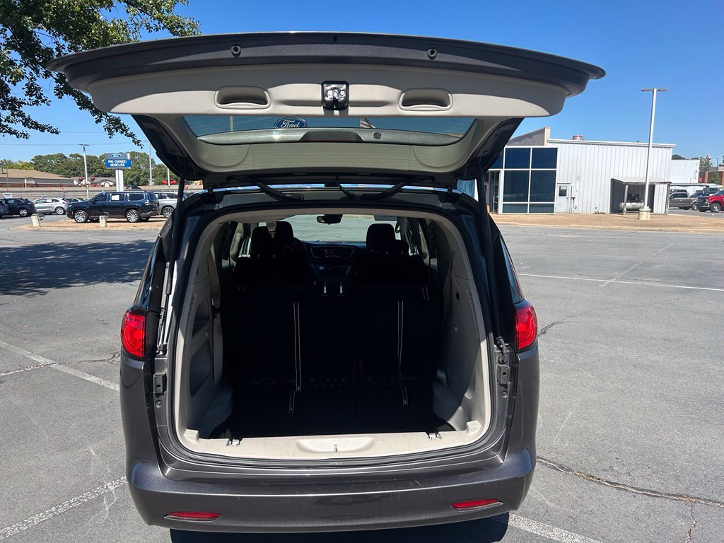 Used 2023 Chrysler Voyager LX FWD image 9
