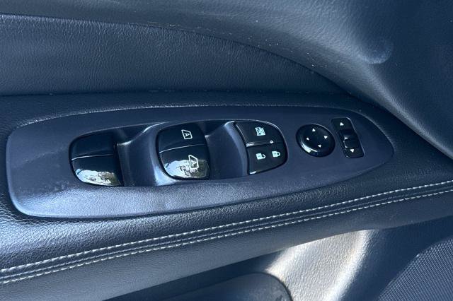 Used 2020 Nissan Pathfinder SL FWD image 11