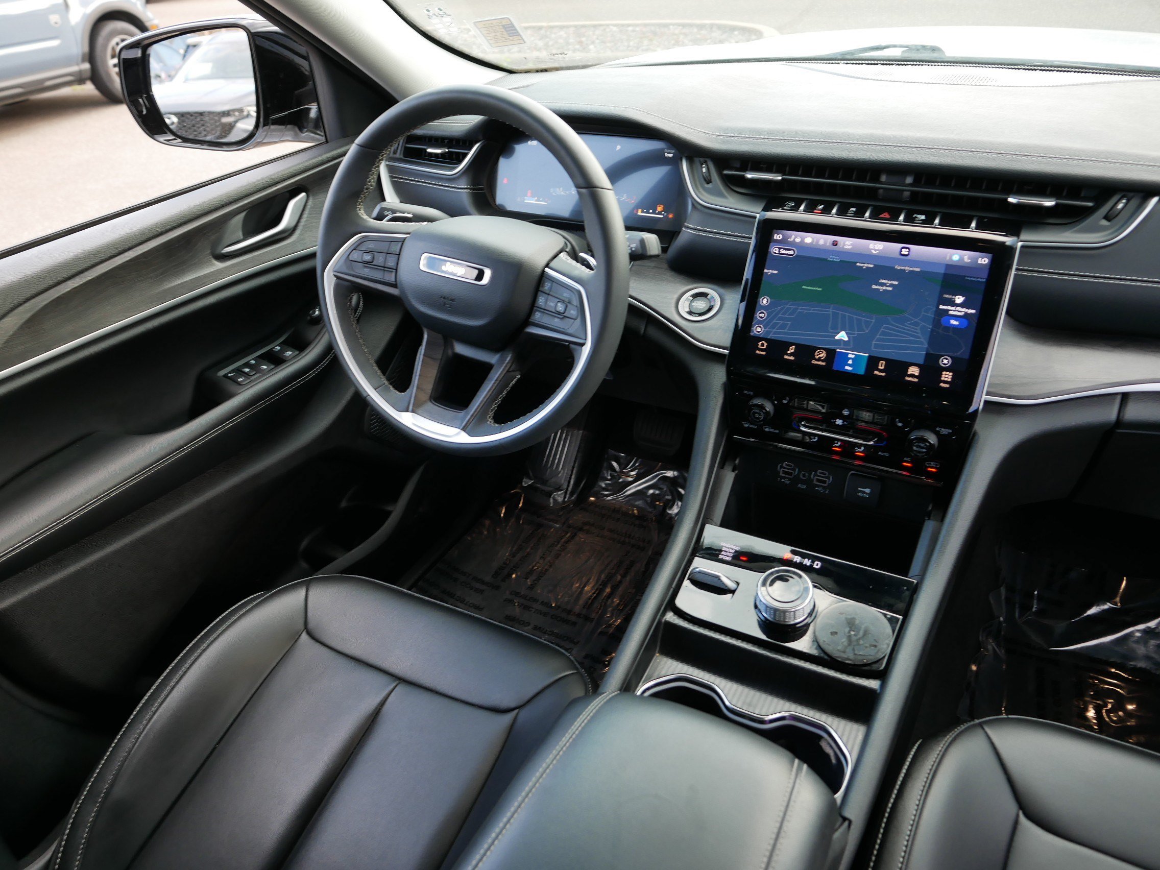 Used 2024 Jeep Grand Cherokee Limited w/ Black Appearance Package AWD/4WD image 9