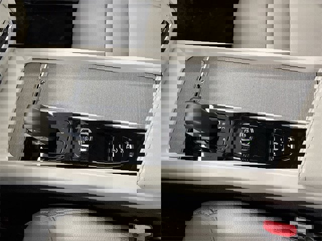 Used 2024 Volvo XC60 B5 Plus image 12