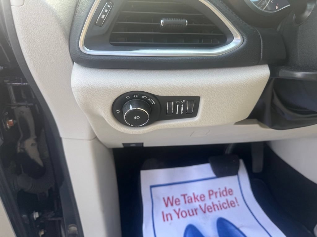 Used 2018 Chrysler Pacifica Limited w/ Advanced Safetytec Group FWD image 19