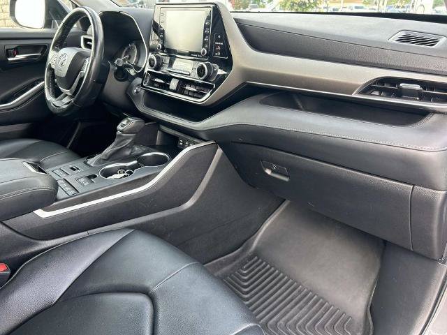 Used 2022 Toyota Highlander XLE AWD/4WD image 24