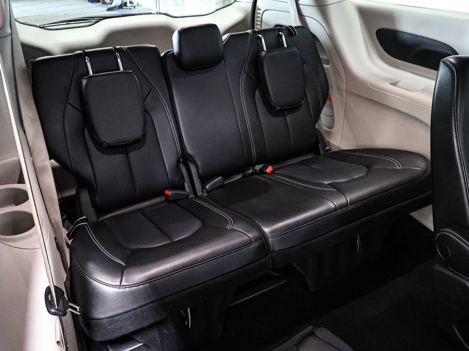 Used 2023 Chrysler Pacifica Touring-L FWD image 23