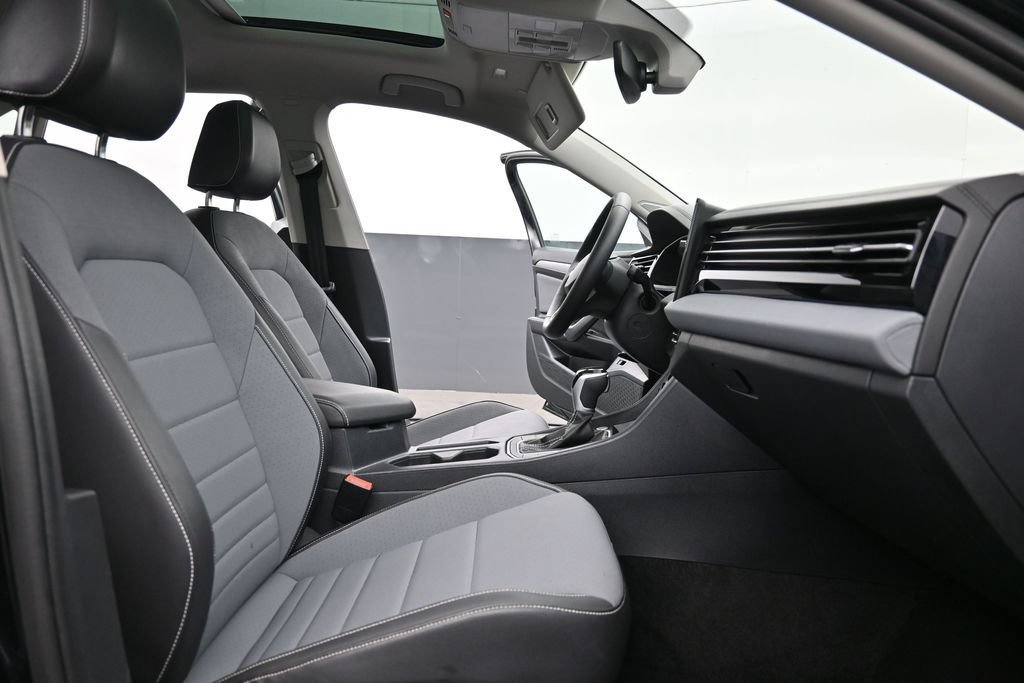 Used 2025 Volkswagen Jetta SE FWD image 12