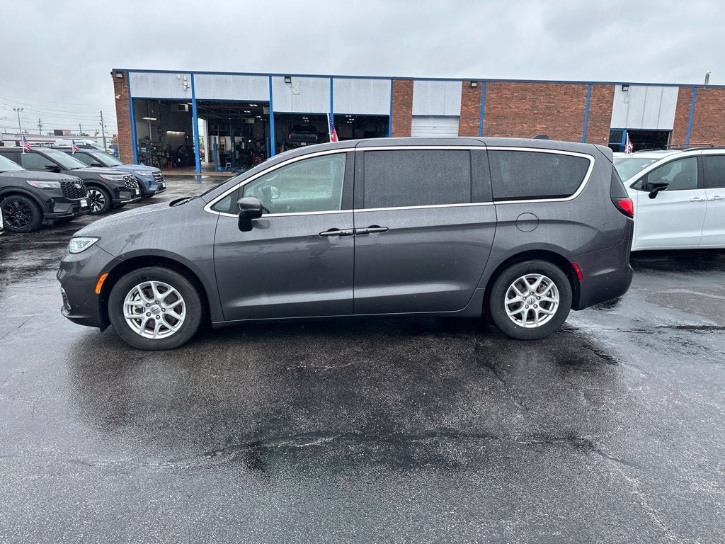 Used 2023 Chrysler Pacifica Touring-L FWD image 4
