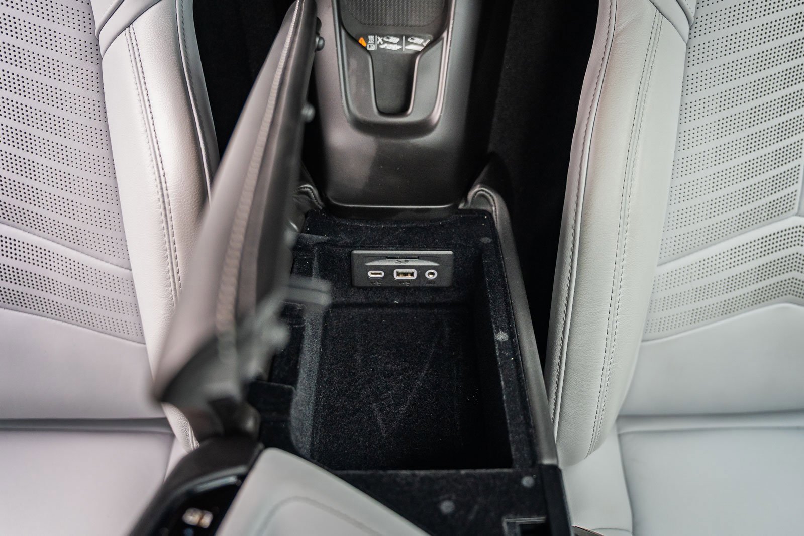 Used 2020 Chevrolet Corvette Stingray Premium Cpe w/ 3LT Preferred Equipment Group image 11