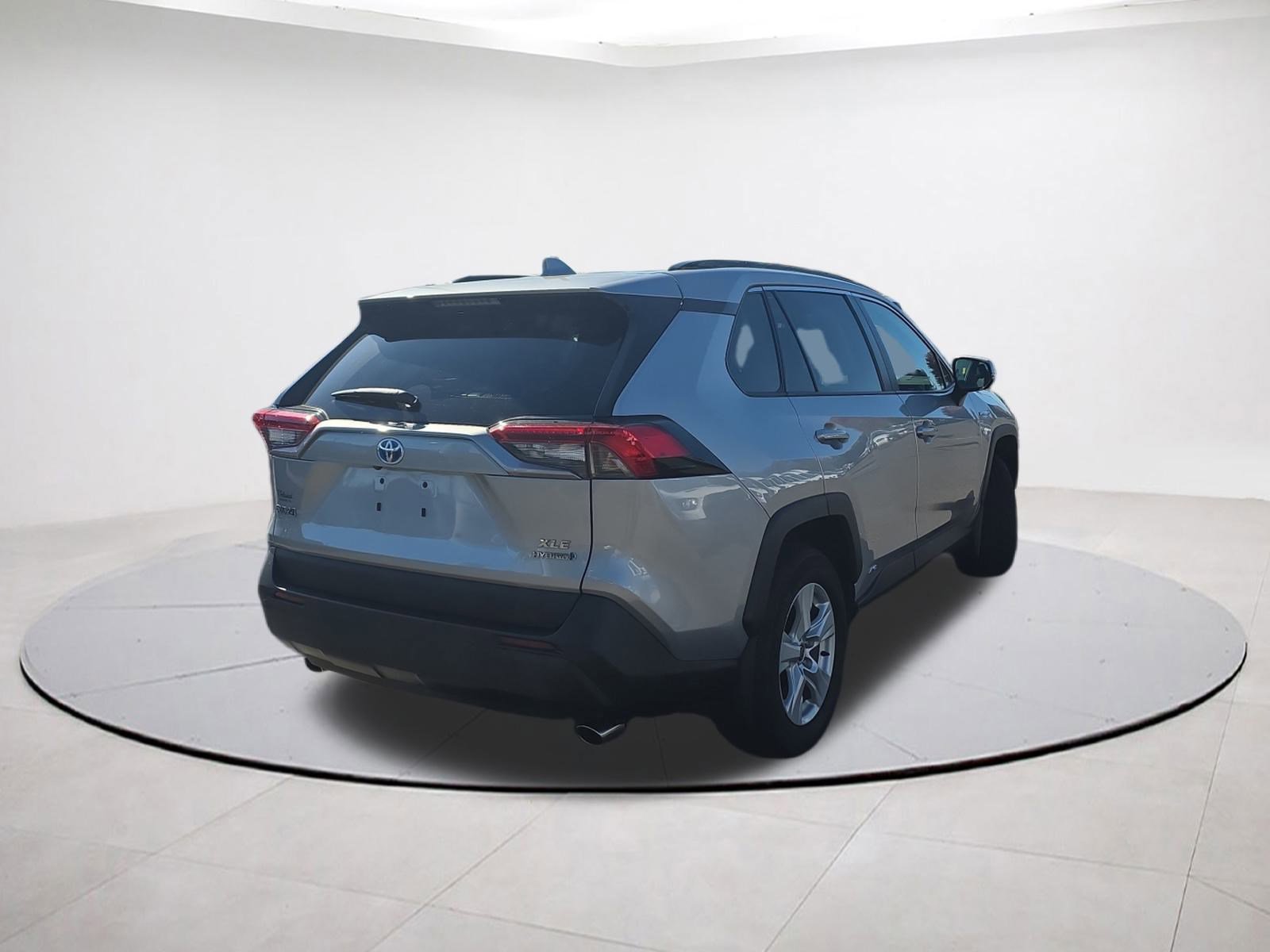 Used 2021 Toyota RAV4 XLE w/ Convenience Package image 7