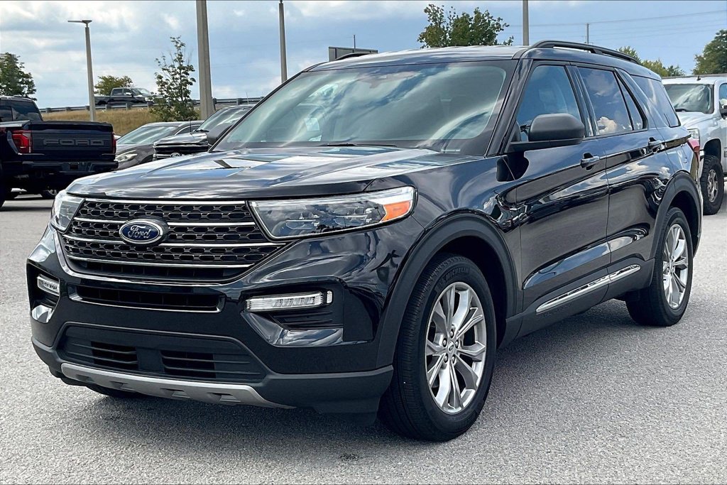 Certified 2024 Ford Explorer XLT w/ Equipment Group 202A RWD image 3