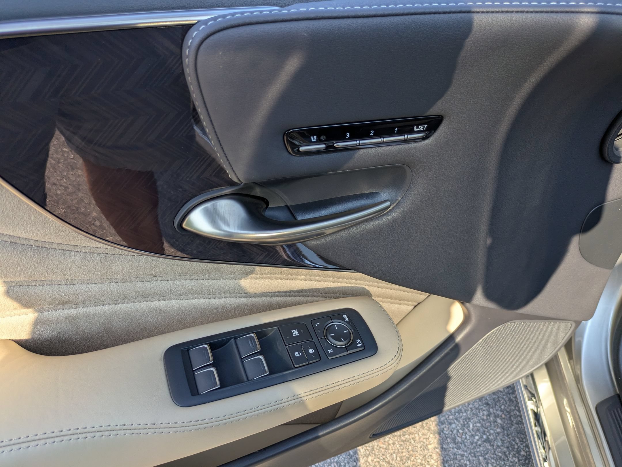 Used 2022 Lexus LS 500 w/ Interior Upgrade Package RWD image 16