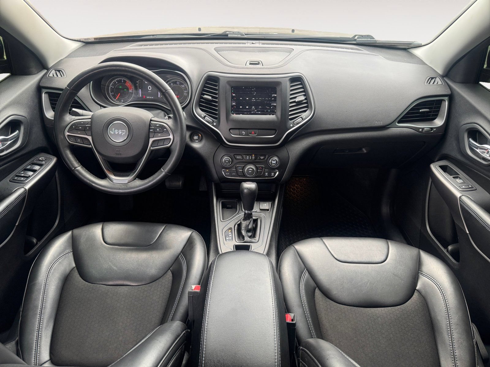 Used 2019 Jeep Cherokee Latitude Plus w/ Cold Weather Group FWD image 10