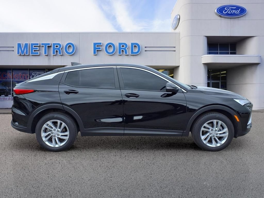 Used 2025 Buick Envista Preferred FWD image 2