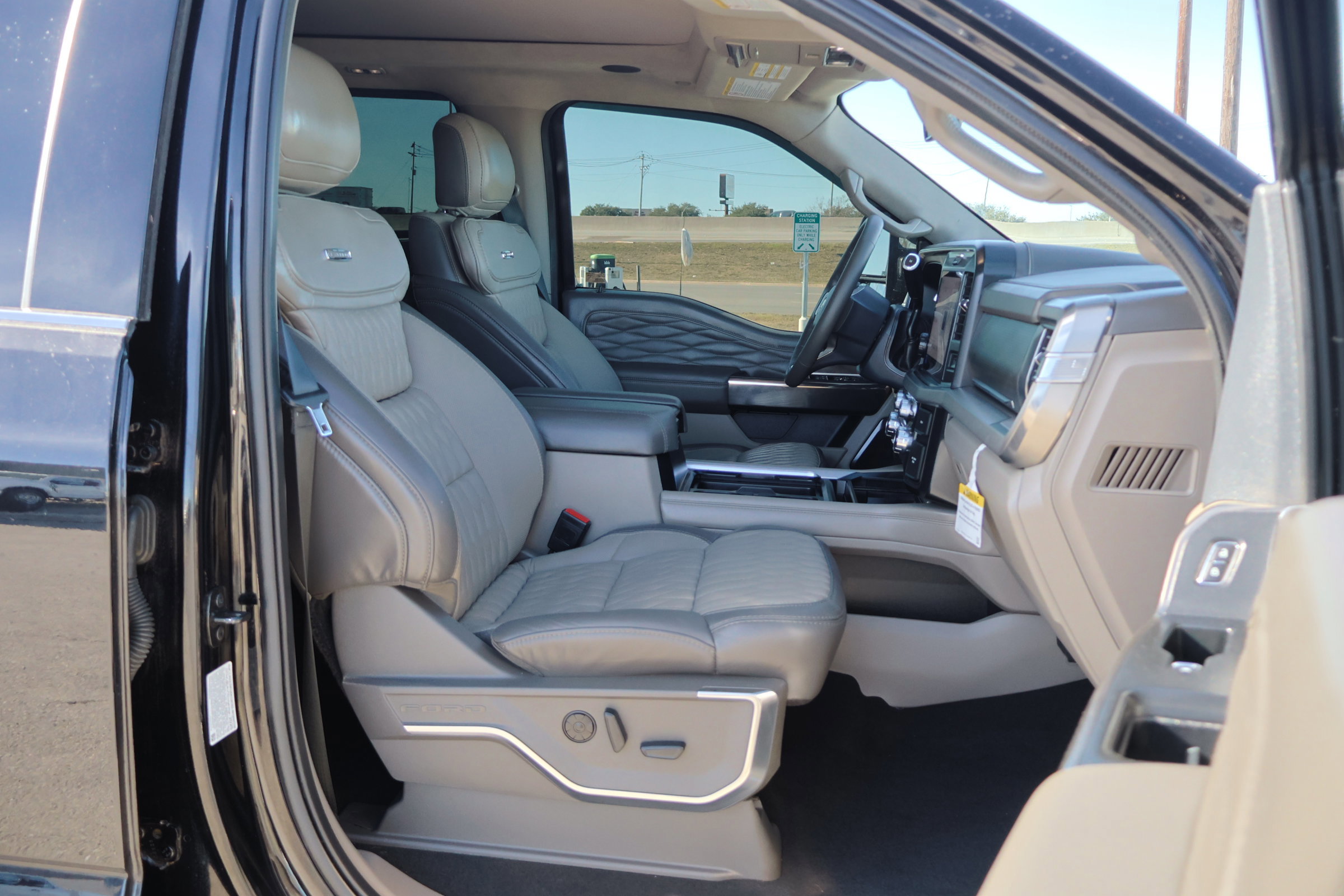 Certified 2025 Ford F350 Platinum w/ Platinum Plus Package image 40