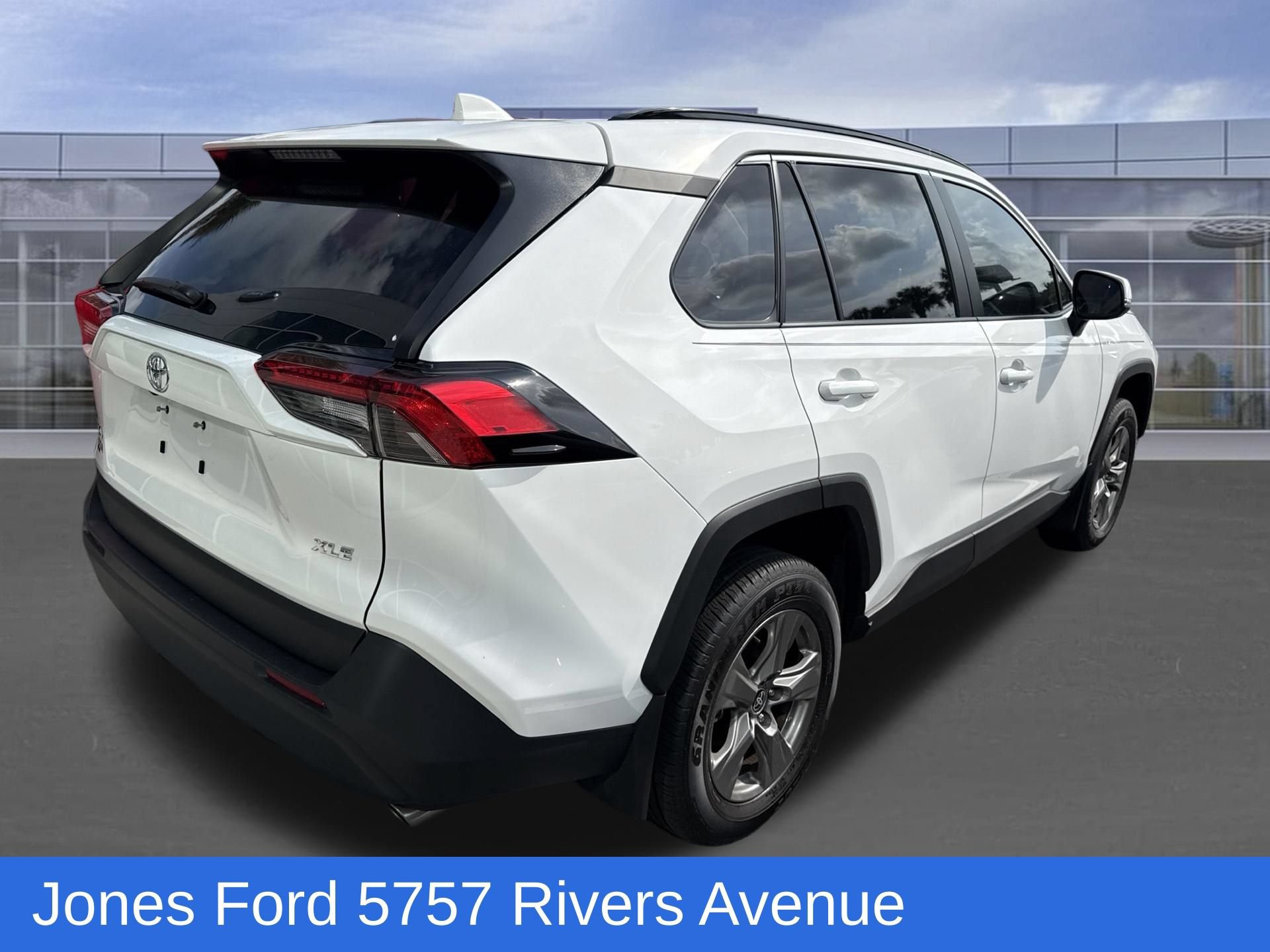 Used 2024 Toyota RAV4 XLE w/ Convenience Package FWD image 3
