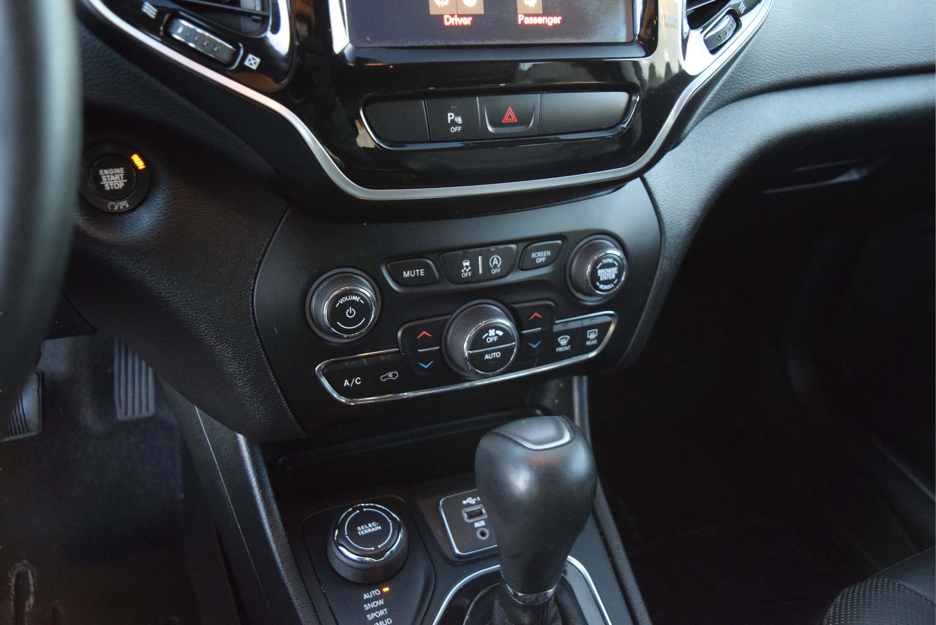 Used 2019 Jeep Cherokee Limited image 14