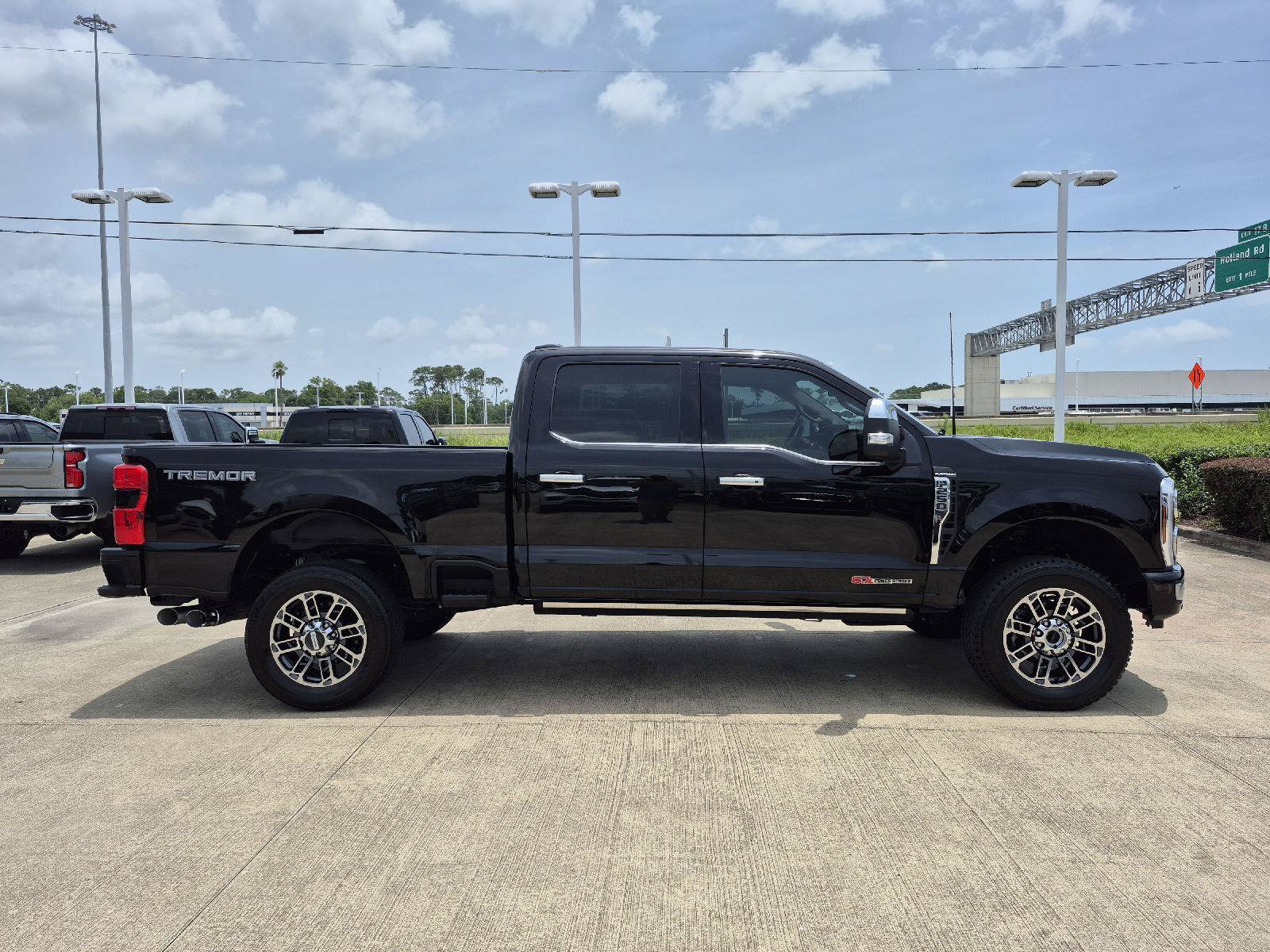 Certified 2025 Ford F250 Platinum w/ Platinum Plus Package AWD/4WD image 17