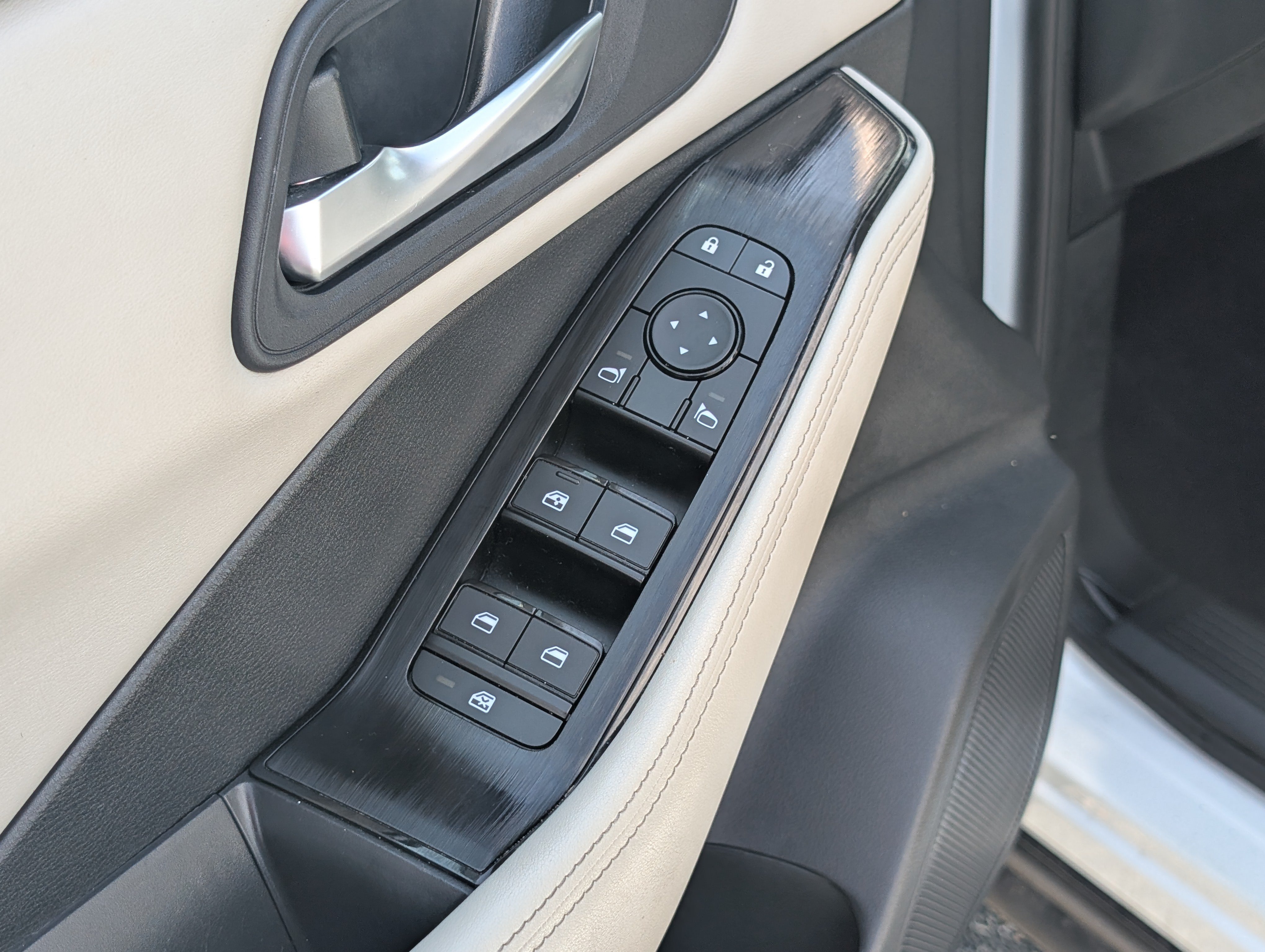 Used 2025 Nissan Rogue SV FWD image 18