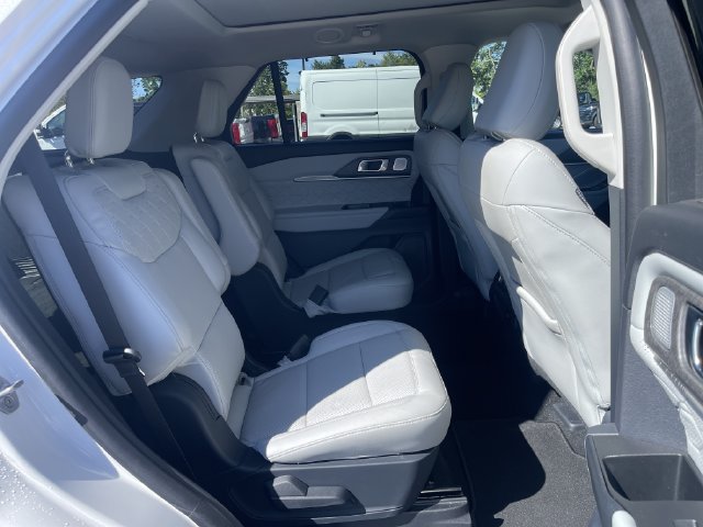 Certified 2025 Ford Explorer Platinum w/ Ultimate Package AWD/4WD image 17