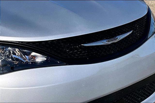 Used 2023 Chrysler Voyager LX image 28