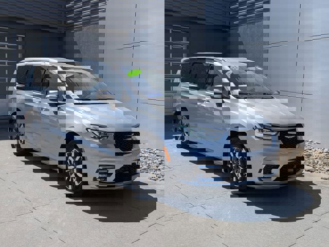 Used 2023 Chrysler Pacifica Touring-L image 8