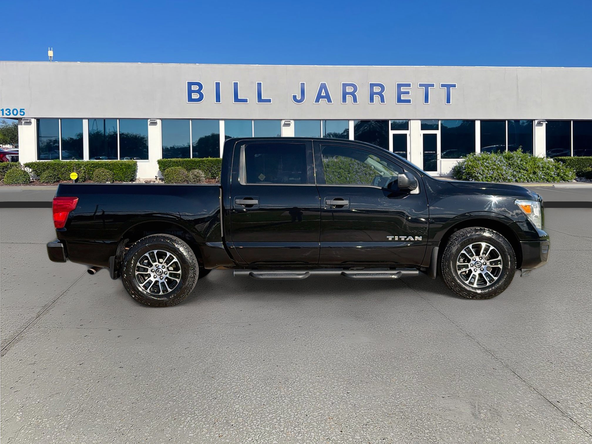 Used 2022 Nissan Titan SV w/ Accessory Utility Package RWD image 8