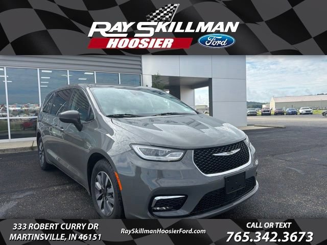 Used 2023 Chrysler Pacifica Touring-L FWD image 1