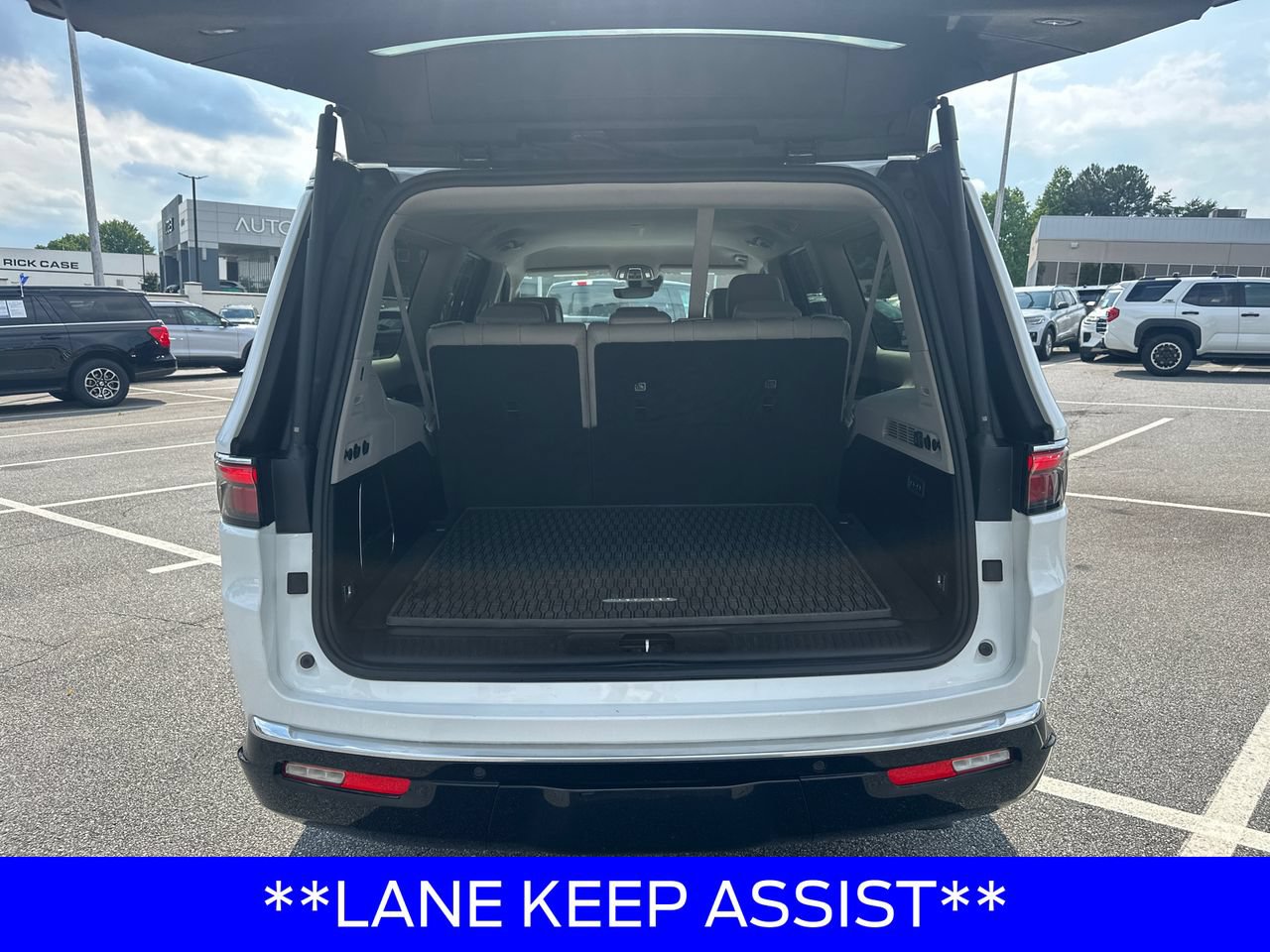 Used 2024 Jeep Wagoneer L Series II w/ Flexible Seating Group RWD image 18