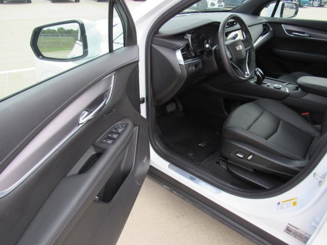 Used 2025 Cadillac XT6 Luxury FWD image 16
