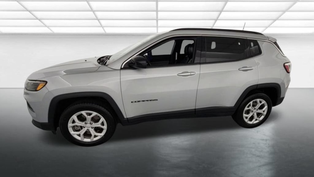 Used 2024 Jeep Compass Latitude AWD/4WD image 3