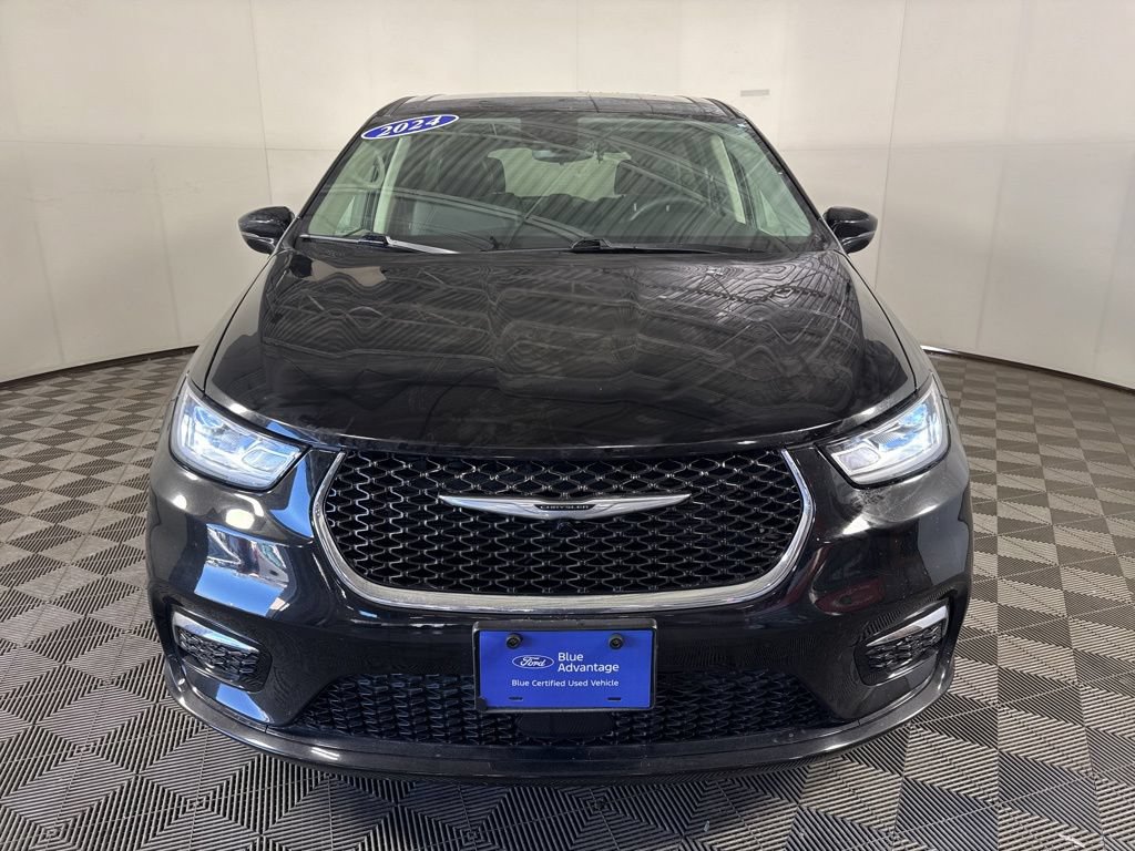 Used 2024 Chrysler Pacifica Touring-L FWD image 2