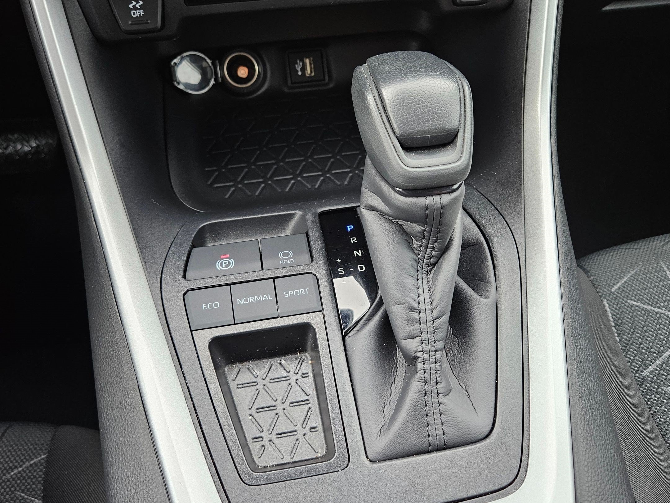 Used 2025 Toyota RAV4 XLE w/ Convenience Package FWD image 24